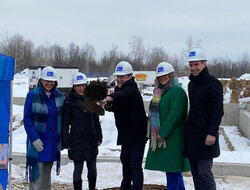 Légende photo : La première pelletée de terre. Les participants de droite à gauche : France Bélisle, mairesse de Gatineau; Suzanne Tremblay, députée de Hull; Bernard Drainville, ministre de l'Éducation; Nadine Peterson, directrice générale du CSSPO; André Fortin, député de Pontiac.