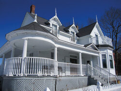 Légende photo : La propriété connue sous le nom de « Maison Woods » ou de « Castel blanc » sise au 43, rue Principale.
Crédit photo : Réseau du patrimoine de Gatineau et de l'Outaouais