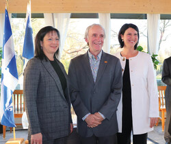 Marc Bureau during his official swearing-in, accompanied by Clerk Andrée Loyer (1) and Mayor France Bélisle (2)