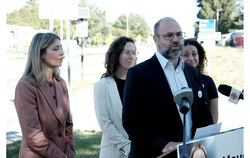M. Arian Corbo, candidat pour Action Gatineau dans Manoir-des-Trembles–Val-Tétreau, se dit interpelé par la sécurité dans les abords des écoles, étant lui-même un professeur au niveau primaire. Photo : Christian Rochefort