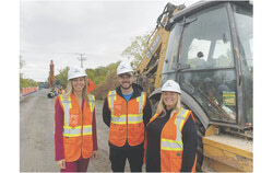 La mairesse de Gatineau, Maude Marquis-Bissonnette, le conseiller d’Aylmer, Steven Boivin, et la conseillère de Deschênes, Caroline Murray, se sont rendus sur le site des travaux de la phase 1 prévus sur le boulevard Lucerne. Crédit photo : Sophie Demers