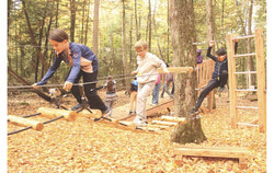 Élèves de l'école internationale du Village s’amusant sur le parcours.