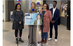 Maude Marquis-Bissonnette accompagnée de candidats d’Action Gatineau lors de l’annonce de ses engagements pour le sport et la culture. De gauche à droite : Sonia Ben-Arfa (candidate dans Lucerne); Maude Marquis-Bissonnette (mairesse sortante de Gatineau et cheffe d’Action Gatineau); Isabelle N. Miron (conseillère municipale sortante et candidate dans l’Orée-du-Parc); Mike Owen (candidat dans Buckingham). Crédit photo : Sophie Demers