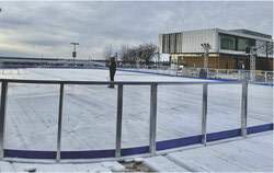 Travaux d’aménagement de la patinoire réfrigérée dans le stationnement adjacent au pavillon Robert-Middlemiss, à la marina d’Aylmer. L’ouverture officielle est prévue le 14 novembre. Crédit photo : Sophie Demers