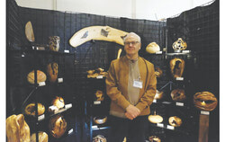 Le sculpteur et artiste invité d’honneur, Michel Bertrand, de Gatineau, pose fièrement avec ses sculptures lors de la 18e édition du Symposium Gatineau en Couleurs (9 novembre 2025). Photo : Gracieuseté de Symposium Gatineau en Couleurs