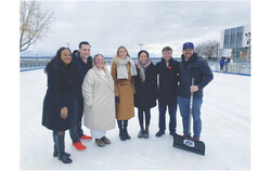 De gauche à droite : Bettyna Bélizaire, conseillère du Plateau, Edmond Leclerc, conseiller de Buckingham, Caroline Murray, conseillère de Deschênes, Maude Marquis-Bissonnette, mairesse de Gatineau, Sonia Ben-Arfa, conseillère de Lucerne, Vincent Roy, conseiller d'Aylmer, et Steven Boivin, ancien conseiller d'Aylmer avant les élections de novembre. Photo : Sophie Demers 