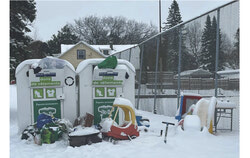 Boite de dons de textiles entourés de déchets au parc des Cèdres dans le secteur Aylmer (19 novembre 2025). Photo : Gracieuseté de Bianca Baldo, présidente de l’Association du Village d’Aylmer.