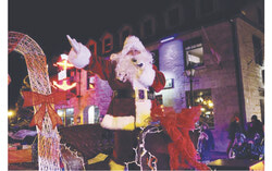 Le père Noël arrivant à Aylmer, 2023. Photo : Christian Rochefort, Archives du Bulletin