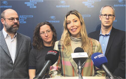 Les nouveaux membres du comité exécutif de Gatineau lors d’une mêlée de presse le 18 novembre. De gauche à droite : Adrian Corbo, conseiller du district Manoir-des-Trembles–Val-Tétreau; Catherine Craig-St-Louis, conseillère du district Carrefour-de-l’Hôpital; Maude Marquis-Bissonnette, mairesse de Gatineau et vice-présidente du comité exécutif; Steve Moran, conseiller du district de Hull-Wright et président du comité exécutif. Crédit photo : Capture d'écran par Sophie Demers