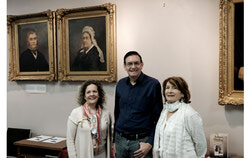 Le président de l’APA, Kevin Bosch, au centre, la responsable des archives et restauratrice, Gabriela Sanchez, à gauche, et la bénévole, Nicole Faubert, à droite, posent pour un portrait.   Photo : Christian Rochefort
