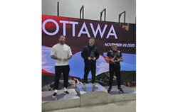 (De gauche à droite) : Steven Burke, équipe Gracie Barra (1re place), Justin Primrose, équipe Renzo Gracie (2e place) et Sam Khalil, Académie de Jiu-Jitsu et Muay-Thai d’Aylmer (3e place) lors de la compétition Submission Arts United à Ottawa (20 novembre 2025). Photo : Académie de Jiu-Jitsu et Muay-Thai d’Aylmer, Gracieuseté de Wassim Khalil