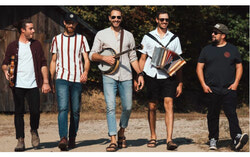 Le Diable à Cinq, groupe de musique folklorique québécoise, promet de faire « swinger » le public lors de son passage à Aylmer en février. Crédit photo : Gracieuseté