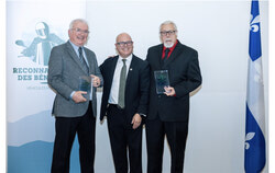 (de gauche à droite) Daniel Somers (lauréat volet motoneige), Jonatan Julien, ministre des Transports et de la Mobilité durable, et Pat Gravelle, vice-président de la Fédération Québécoise des Clubs Quads, pour Guy Chénier (lauréat volet VTT). Crédit photo : Gracieuseté