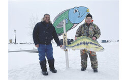 Pierre Lagacé, du service des loisirs de la Ville de Gatineau, et Guy Rochon, président du Centre Aydelu, lors du concours de pêche sur glace 2023. Photo :  Archives du Bulletin d'Aylmer