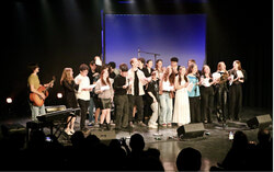 Un concert organisé par des jeunes pour lutter contre l'insécurité alimentaire à travers la musique originale revient à Gatineau. Les organisateurs reviennent sur la croissance de l'événement, son impact sur la communauté et des moments inoubliables, comme une performance spontanée en groupe qui, selon l'organisatrice Cloé Pedneault, est devenue l'un des moments les plus émouvants du spectacle de l'année dernière. Photo : Courtoisie