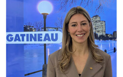 La mairesse de Gatineau, Maude Marquis-Bissonnette, a présenté le 19 janvier ses principales priorités pour le nouveau mandat du conseil municipal, en mettant l'accent sur l'accessibilité au logement, l'itinérance, le développement économique et les projets clés à Aylmer, notamment le tramway, la patinoire réfrigérée et la nouvelle bibliothèque. Photo : Tashi Farmilo
