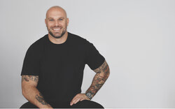 Dans le cadre de la Semaine de prévention du suicide, Étienne Boulay, ex-footballeur professionnel, sera de passage à Gatineau pour y présenter sa conférence intitulée « Parcours d’un battant ». Celle-ci aborde trois grands thèmes : la détermination, la résilience et l’humilité. Crédit photo : Gracieuseté