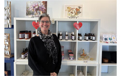 Bettina Hamacher dans sa nouvelle boutique Bettina & Cie située au 105, rue Principale. Photo : Sophie Demers 