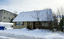 La maison unifamiliale actuellement située au 60 rue Thomas, construite à l'origine en 1956. Photo : Sophie Demers