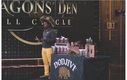 Le fondateur et président du café aux champignons Dodjivi, Komlanvi Dodjro, présente son produit à un panel d'investisseurs chez Dragons' Den. Photo : Avec courtoisie