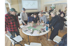 Des participants marquent des zones d’intérêt sur des cartes lors d’une consultation tenue le 4 février à Fort-Coulonge concernant la réserve de biodiversité proposée du bassin versant des rivières Noire et Coulonge. 