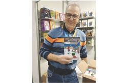 L’auteur Michel Bélisle était heureux de présenter son tout nouveau roman jeunesse, intitulé Alec et l’amour du hockey, lors du Salon du livre de l’Outaouais 2026. Crédit photo : Gracieuseté