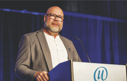 Le président de l'APTS, Robert Comeau, affirme que le syndicat a renouvelé une entente de primes financières visant à empêcher le personnel de radio-oncologie de quitter la région de l'Outaouais pour des emplois mieux rémunérés dans l'Ontario voisin. Photo : Gracieuseté de la page Facebook APTS du syndicat