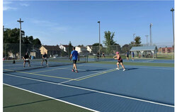 Plus de 250 joueurs de pickleball convergeront vers Gatineau les 25 et 26 avril afin de participer à un tournoi provincial, organisé par l’Association régionale de pickleball de l'Outaouais (ARPO). Crédit photo : Gracieuseté de l’ARP.