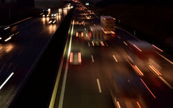 Route illuminée par les phares des voitures. Photo : Pixabay.com