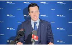 Edmond Leclerc lors d’une conférence de presse le 26 février, dénonçant les coupes budgétaires de Québec à la STO. Crédit photo : Capture d’écran
