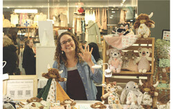 Camille Pelletier devant son kiosque, faisant la promotion de sa marque Creations Camomille lors de l’événement Mamatinées. Photo : Jude Osmond