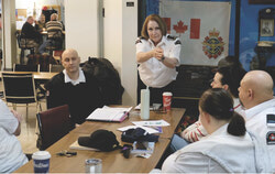 La cheffe divisionnaire, Josée Pelletier, s’adresse aux membres au début de la session de formation en continue mensuelle. Photo : Christian Rochefort