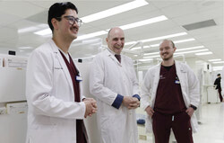 Jean-Yves Duclos, député de Québec-Centre accompagné d’étudiants en santé buccodentaire de l’Université Laval lors de l’annonce du financement de 3,8 M$ pour le projet du Fonds d’accès à la santé buccodentaire (FASB) (31 mars 2026). Photo : Gracieuseté de Faculté de médecine dentaire – Université Laval
