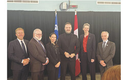 De gauche à droite : Mathieu Lévesque, député de Chapleau; Robert Bussière, député de Gatineau; Suzanne Tremblay, députée de Hull; Mathieu Lacombe, ministre responsable de la région de l’Outaouais; Lesley Fellows, vice-principale (Santé et affaires médicales) et doyenne de la Faculté de médecine et des sciences de la santé, Université McGill; Marc Bilodeau, président-directeur général, CISSSO. Crédit photo : Jude Osmond