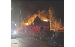 La résidence au 157, chemin Maple Grove envahie par les flammes. Crédit photo : Shawn Williams