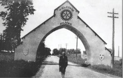 Aylmer arch, previous entrance to the Town of Aylmer. Photo: Courtesy