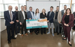 L’équipe de Moisson Outaouais tenant un chèque de 1 709 965 $ de la MAPAQ. (29 avril 2026). Photo : gracieuseté de Moisson Outaouais