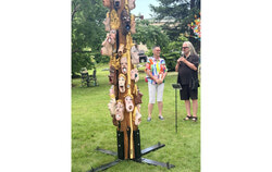 L’artiste Michèle AimPée Parent se tenant à côté de son oeuvre Bruits de bouches fossilisées en compagnie de Denis Marceau, le président du Centre d’art contemporain de l’Outaouais (CACO), qui la présente aux visiteurs. Crédit : Antoine Bourdages