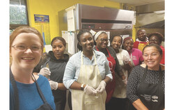 L’équipe du Centre alimentaire Aylmer et les participants à l’atelier culinaire. Photo : Centre alimentaire Aylmer