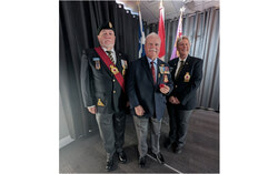 Sur la photo, de gauche à droite : Bruce Howarth (sergent d’armes), Yvan Teasdale (vétéran) et Manon Gégoire (présidente de la filiale 33). Photo : Petar Seslija